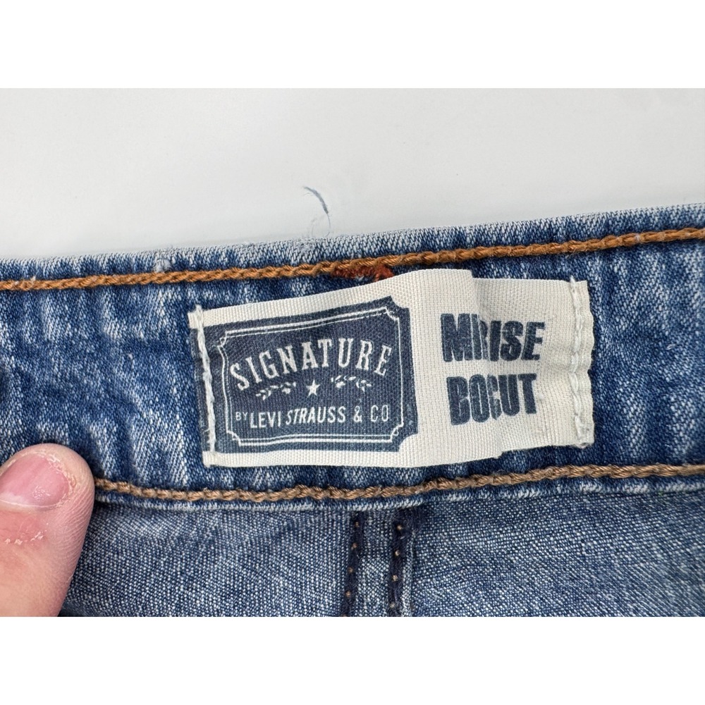 Levi Signature Bootcut Jeans Women's 18W Short Mid Rise Blue Denim‎ - Picture 6 of 16